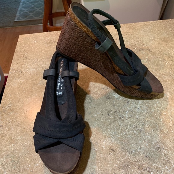 Donald J. Pliner Shoes - Donald j Pliner 10.5 black strappy sandals
